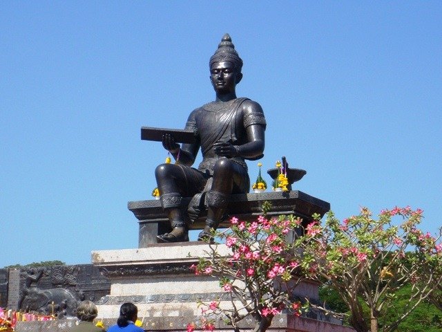 King_Ramkhamhaeng_Monument,_Sukhothai,_Thailand